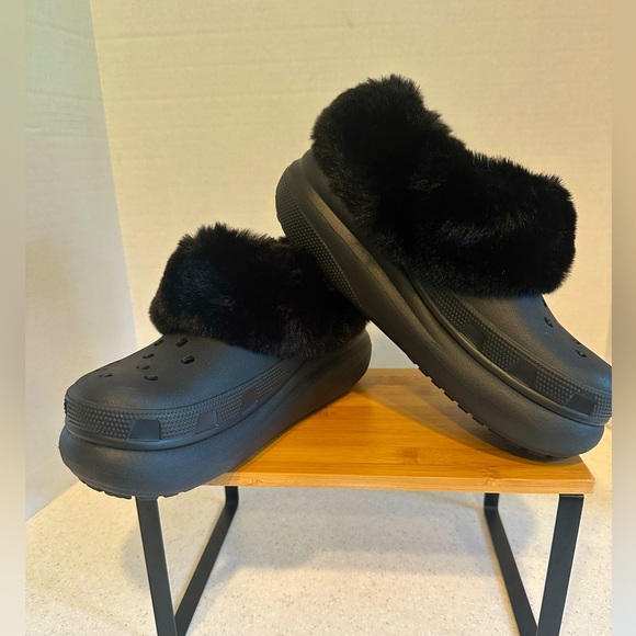Crocs Furever Crush Soft Fluffy Faux Fur Clogs Black Women’s 8 Men’s 6. Like New - Picture 1 of 16